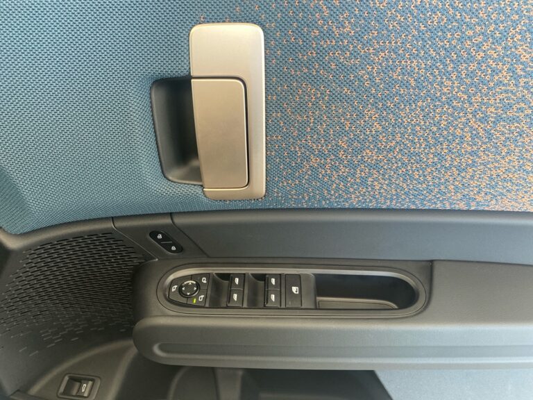 c8004f0b-3549-4d2b-af2f-e8980965ecb3